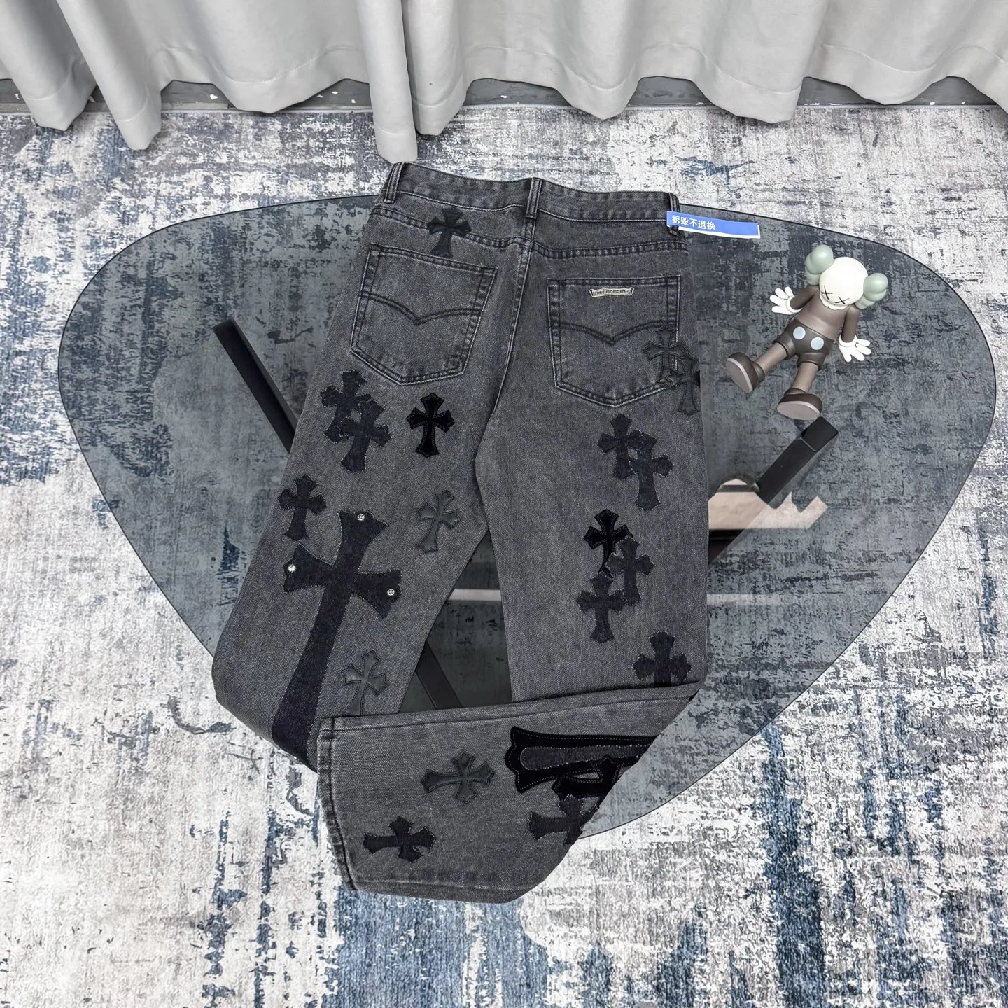 P300 CH Chromehearts black cross-stitched leather black and gray heavy-duty cow king jeans, cabinet price 74W level, patchwork cross pattern embellishment, washed jeans! ! An absolutely high-end luxury product, a 1.9W-level god-level single product, a super popular product, made by top heavy industry, a magic weapon that cannot be missed! [About Zangyin] This is an extremely luxurious fashion brand that can also be called the aristocracy of the high street. It has always been an exclusive brand for some hipsters or rich second generations. Compared with ordinary high streets, it is more luxurious and noble. Compared with luxury brands, it is more fashionable and individual. It has always been a brand that I have a special liking for. [Top heavy industry fashion design] Consistently high-street luxury style. Speaking of this style, the Zangyin family and GU family are definitely the leading representative brands. Especially the Zangyin family has really achieved a state-of-the-art effect in creating high-street style. The unique washed material is used to create this style. The color system is already quite eye-catching. After it is decorated with patchwork cross flowers, it cleverly highlights the charm of the brand. Secondly, this style uses classic The high-waist cutting design highlights the long legs and fashionable temperament of the upper body. The brand is highly recognizable and the slim fit configuration is more suitable for daily wear. It is a product that interprets personality, fashion, and specifications at a glance. This single product is enough to make any fan excited. It can be a white T-shirt for a youthful college style, or a tight suspender for a royal style. It has strong matching ability and can be easily controlled by men.  [Materials and craftsmanship] Needless to say, this point goes without saying. As an excellent craftsman brand, Zangyin’s requirements for details and craftsmanship are really perfect. The washed color of this model has gone through so many processes, not to mention the embellishment of denim appliques. It is also purely hand-made and sewn. Just like what they believe in, only hand-made things have soul and have the meaning of wear. A top-notch heavy-duty fashionable denim item, I look forward to your perfect interpretation! !  Color: black gray Size: 28-36